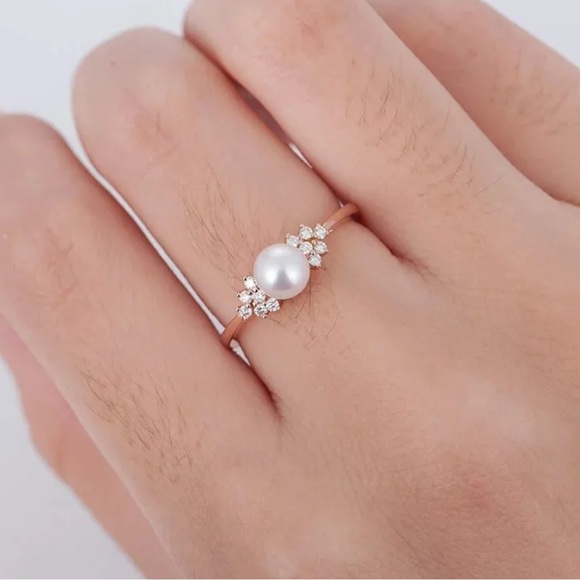 Jewelry - Elegant Pearl and Crystal Women's Ring size 9